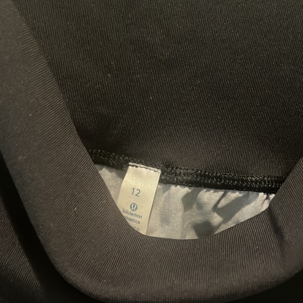 BNWT’S. Lululemon Tranquil Crop - Picture 13 of 13